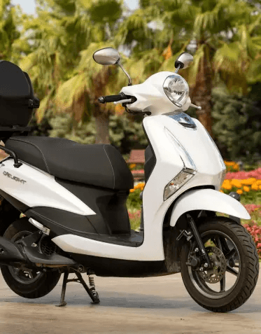 moto blanche dehors