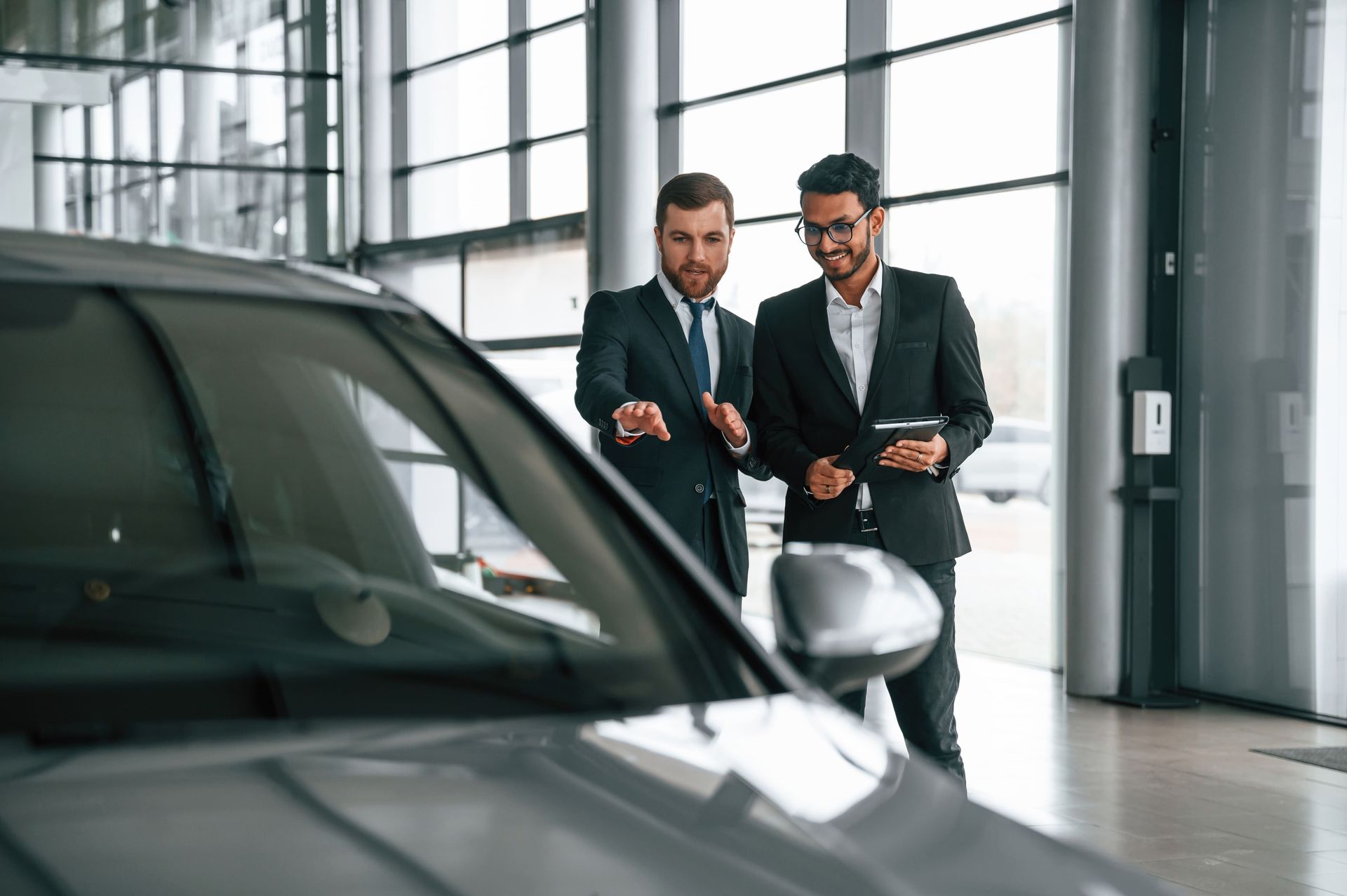 2 personnes dans maison voiture